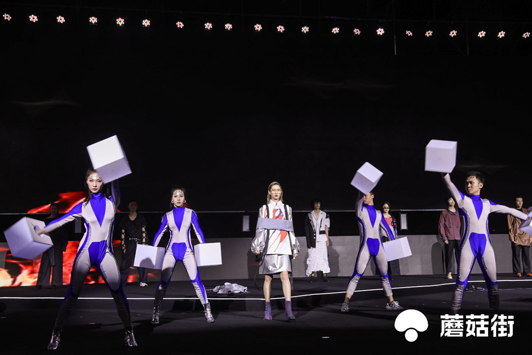 “伊德服人，穿行未來”走秀表演