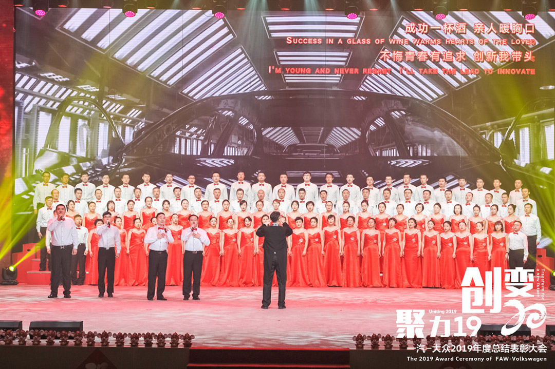 大會(huì)大合唱開(kāi)場(chǎng)