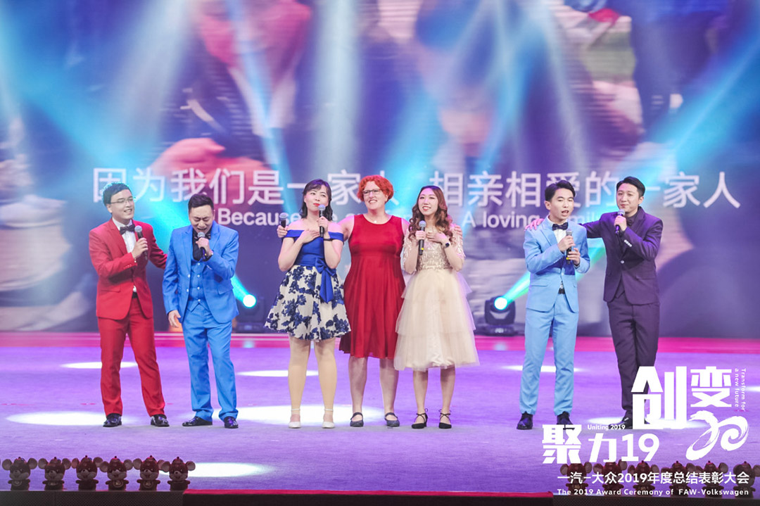 《相信相愛(ài)的一家人》歌曲演唱