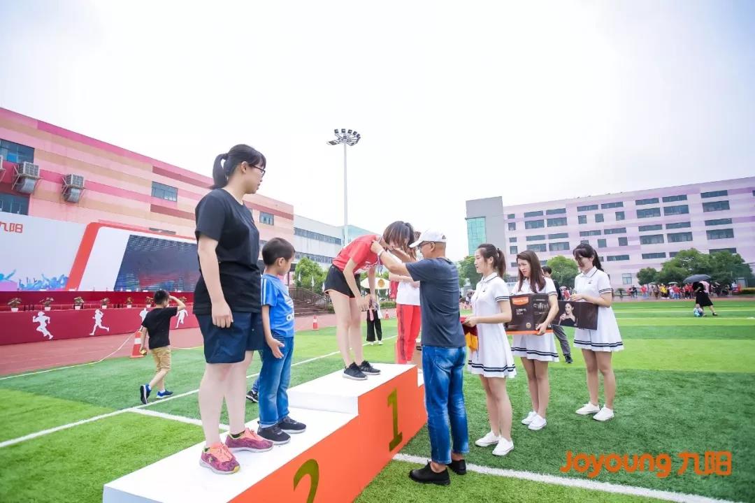 運(yùn)動會前三甲領(lǐng)獎(jiǎng)