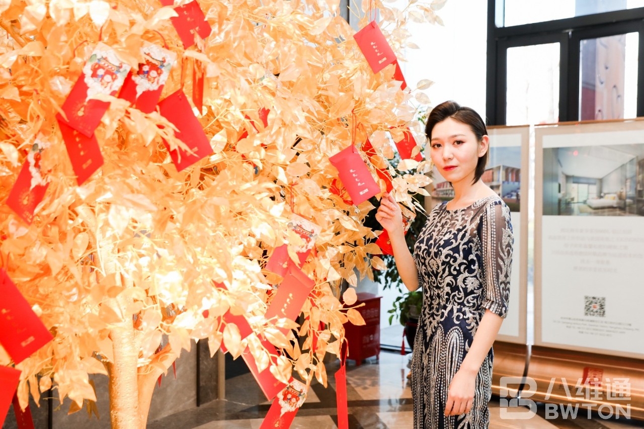 八維通2019年會主持人拍照